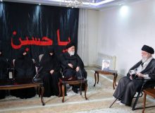 حضور رهبر انقلاب در منزل رئیس‌جمهور شهید حجت‌الاسلام والمسلمین رئیسی/ دیدار خانوادهٔ شهید رئیسی با رهبری در حاشیهٔ مراسم نماز بر پیکر/ ویدئو