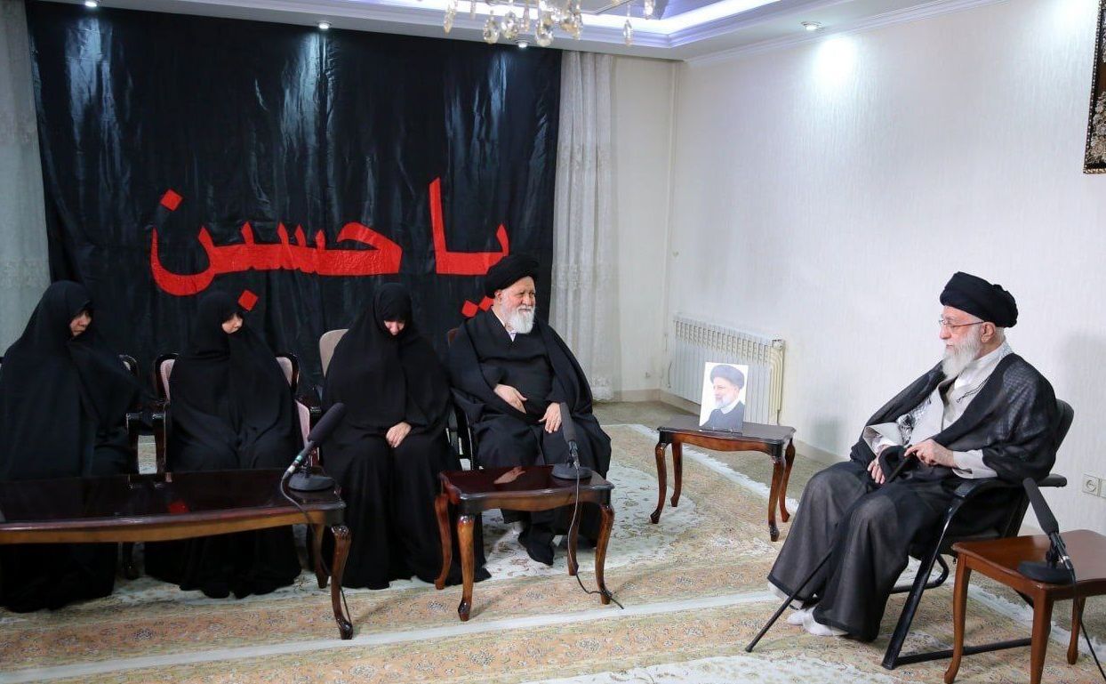 حضور رهبر انقلاب در منزل رئیس‌جمهور شهید حجت‌الاسلام والمسلمین رئیسی/ دیدار خانوادهٔ شهید رئیسی با رهبری در حاشیهٔ مراسم نماز بر پیکر/ ویدئو