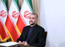 حضور همسر و پسر شهید امیرعبداللهیان در مراسم وداع با پیکر شهید / ویدئو