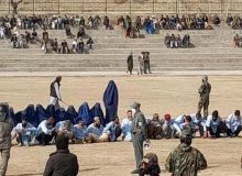 طالبان بیش از ۵۰ نفر از جمله هشت زن را در یک ورزشگاه در ملا عام شلاق زد