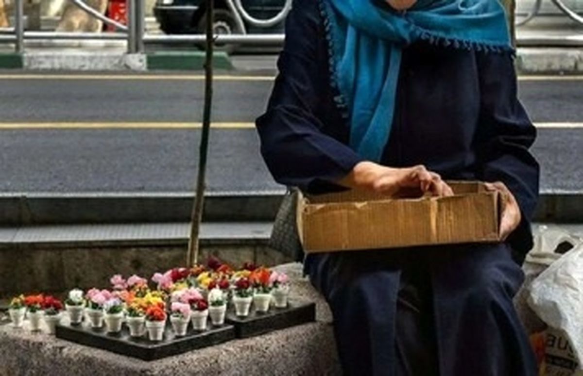 جمعیت زنان دستفروش بعد از همه‌گیری کرونا ۲ برابر افزایش پیدا کرده است/ فقر عامل اصلی حضور زنان دستفروش در خیابان‌هاست