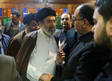 احوالپرسی پدر روح‌الله زم با فرزند رهبر انقلاب + عکس