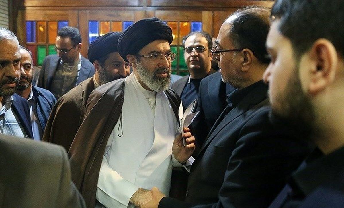 احوالپرسی پدر روح‌الله زم با فرزند رهبر انقلاب + عکس