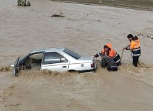 سیلاب در این شهر ۴ خودرو را با خود برد