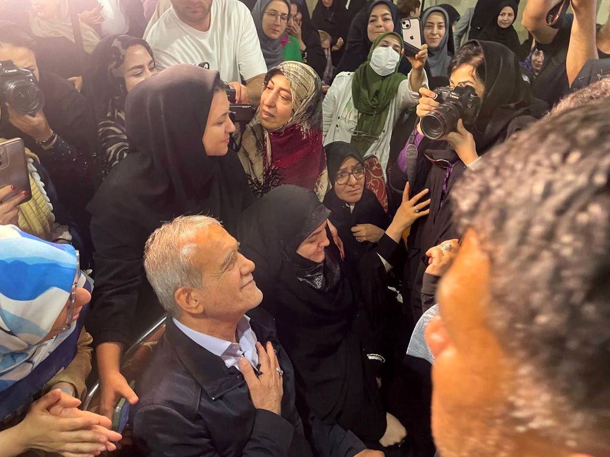 انتقاد پزشکیان از طرح مقابله با بی حجابی «نور»/ مداخله‌ای که به اسم نور انجام می‌دهند ما را به طرف سیاهی می‌کشد یا نور؟/ اگر باید کسی را بزنند ما مسئولین هستیم نه این بچه ها، آنها در مدارس ما تربیت یافتند