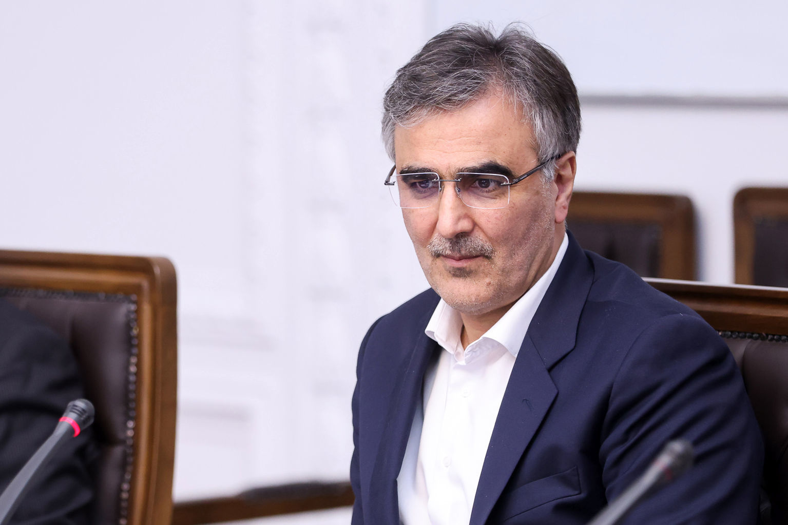 مهاجری به رئیس کل بانک مرکزی: این فیلم را برای دانشجویان ترم ۲ و ۳ پخش کنید