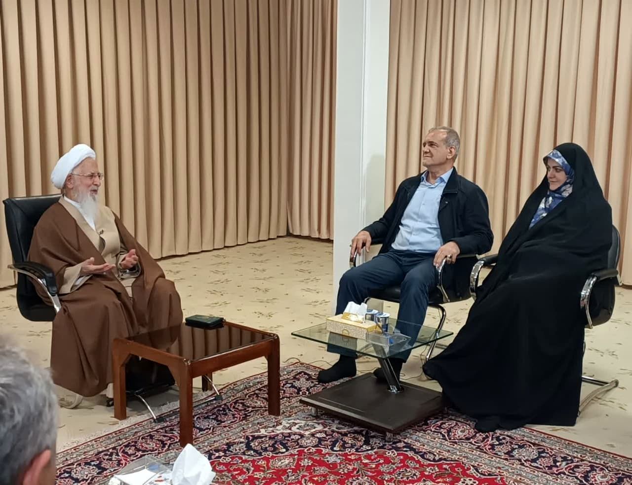 آیت الله جوادی آملی در دیدار پزشکیان: مسائلی مانند حجاب با فشار حل نمی‌شود/ باید همه سعی کنیم که نه بیراهه برویم و نه راه کسی را ببندیم