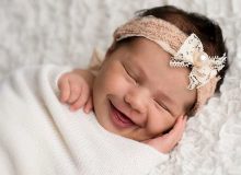 چرا نوزادان در خواب لبخند می زنند؟