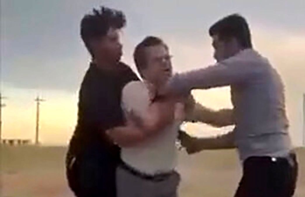 فیلم حمله لباس شخصی ها به طرفدار پزشکیان در حضور زن و بچه اش