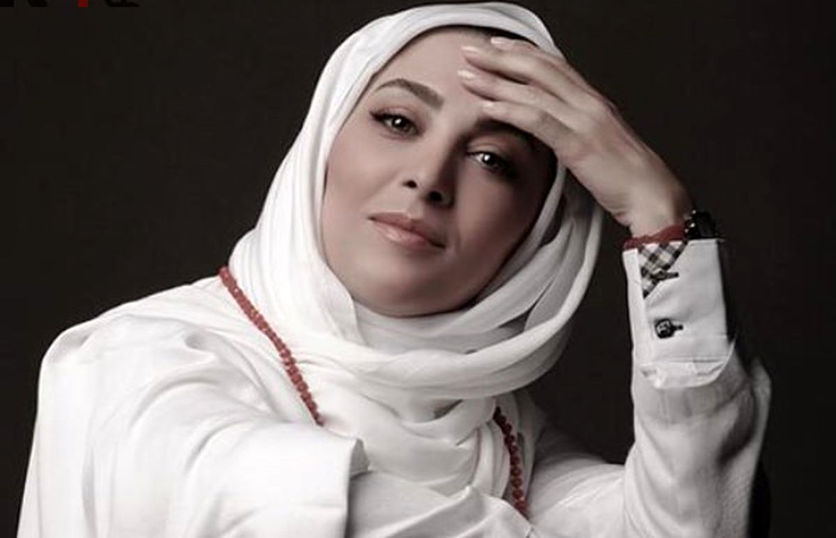 مجری جنجالی روی آنتن زنده پابرهنه شد/ ویدئو