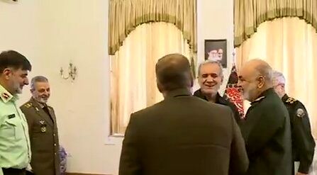 دیدار فرماندهان نظامی و انتظامی با پزشکیان/ رئیس ستاد کل نیرو‌های مسلح: با تمام توان در کنار دولت هستیم/ ویدئو