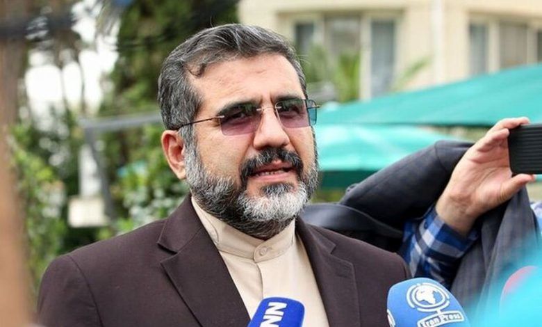 کنایه وزیر ارشاد به مانی حقیقی: مادرِ خواننده مشهور را کتک زدند اما نگذاشتیم فرهنگ و هنر تعطیل شود