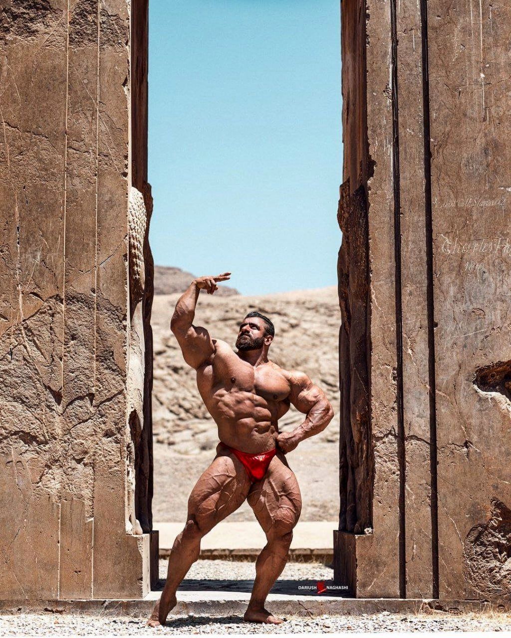 عکس متفاوت هادی چوپان در تخت جمشید/ تصویر
