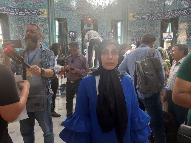 مانتوی خاص حمیده زرآبادی، سخنگوی ستاد پزشکیان هنگام رای دادن/ عکس