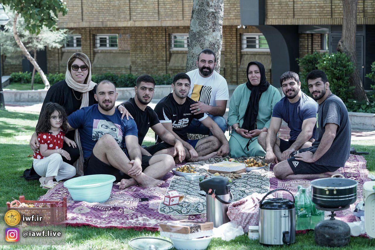 پیک‌نیک خانوادگی قهرمان‌های جهان و المپیک روی چمن آزادی!/ عکس