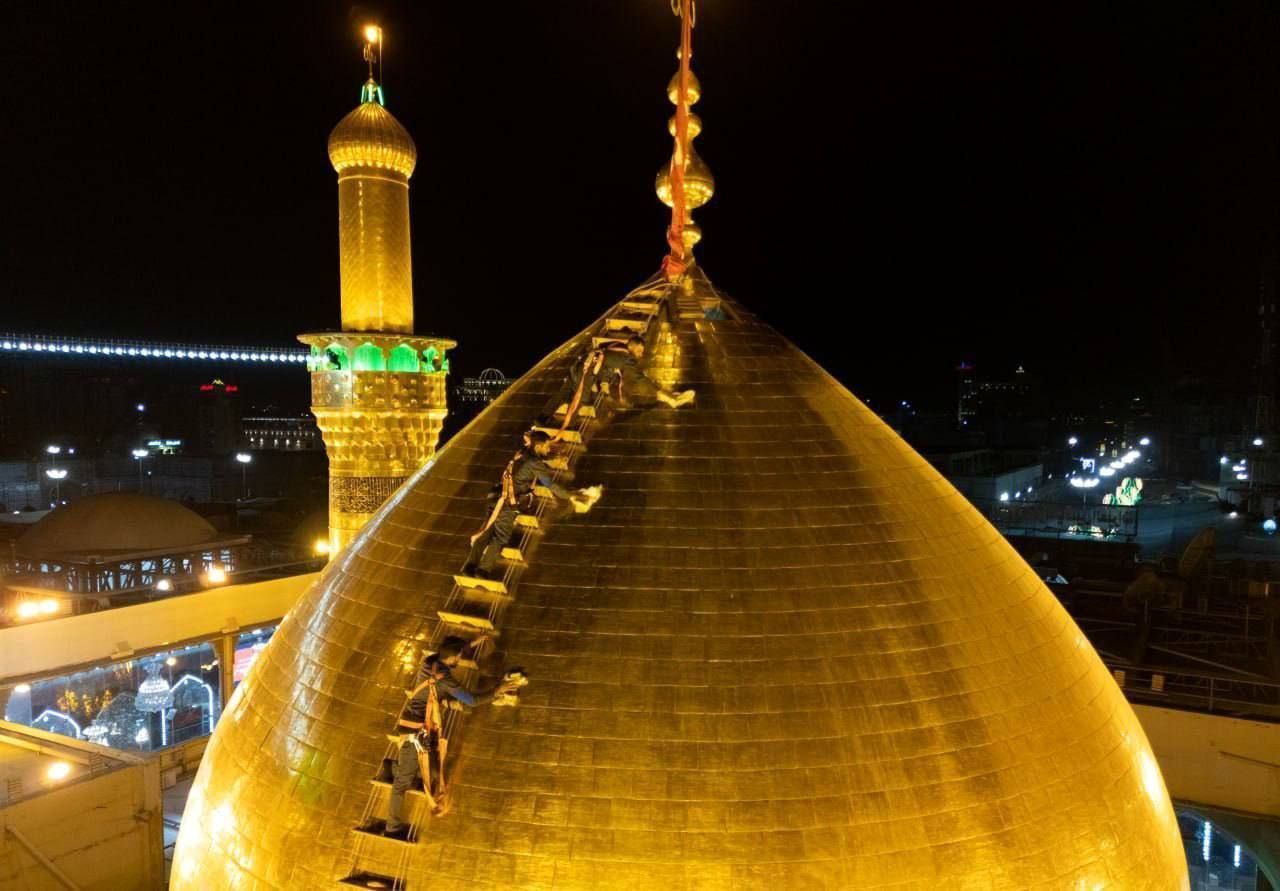 شستشوی گنبد حرم امام حسین (ع) در آستانه محرم