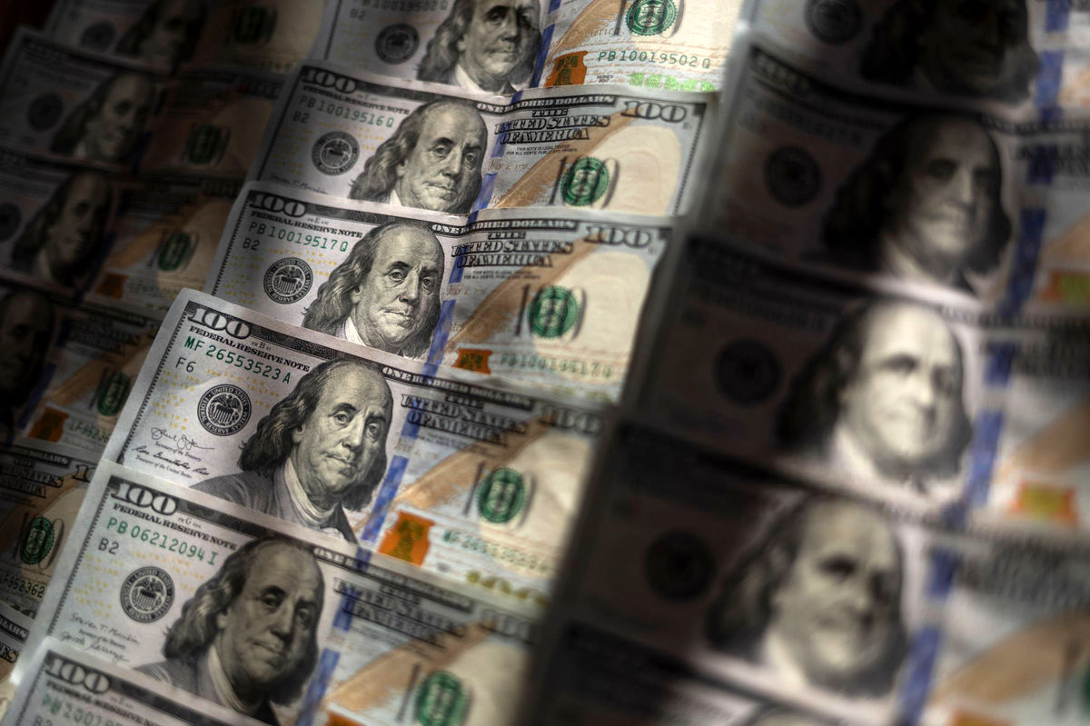 فراز و فرود اسکناس سبز؛ چرا سرمایه‌گذاران در اوج دلار، فروشنده می‌شوند؟