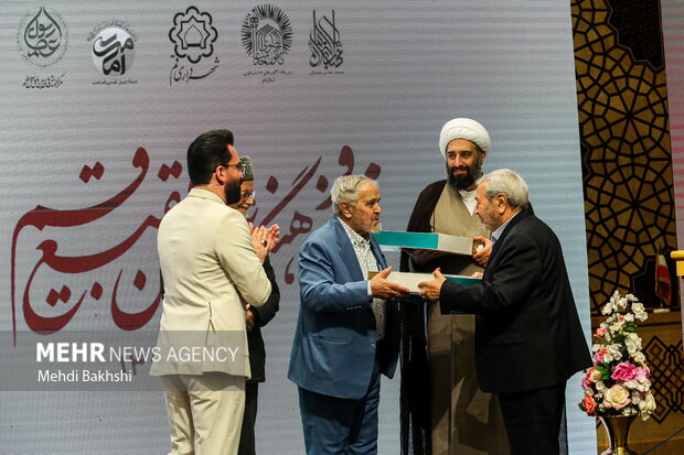 تجلیل از علی انسانی و حامد کاشانی در ویژه برنامه «شجره طیبه» در قم
