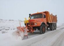 تلاش راهداران تفرش برای برفروبی، نمکپاشی و بازنگه داشتن گردنه نقره کمر