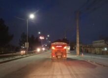 عملیات نمک‌پاشی در محورهای کوهستانی استان سمنان پس از بارش برف