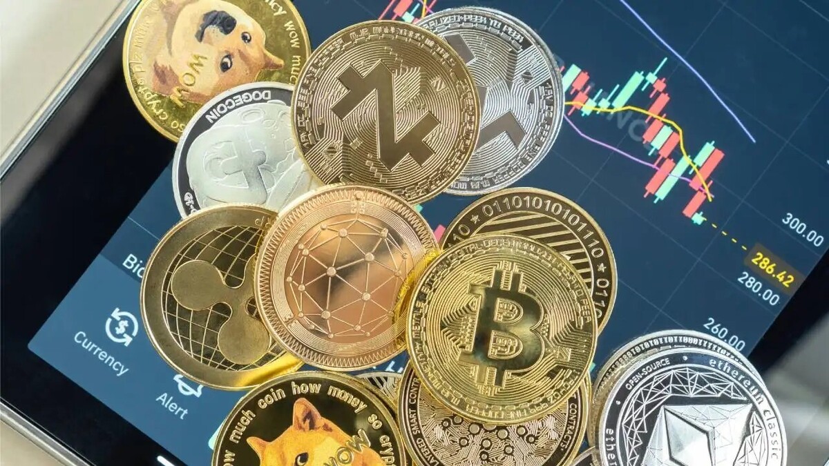 نبرد خریداران و فروشندگان کریپتو در آذر؛ آینده بیتکوین و آلتکوینها چه میشود؟