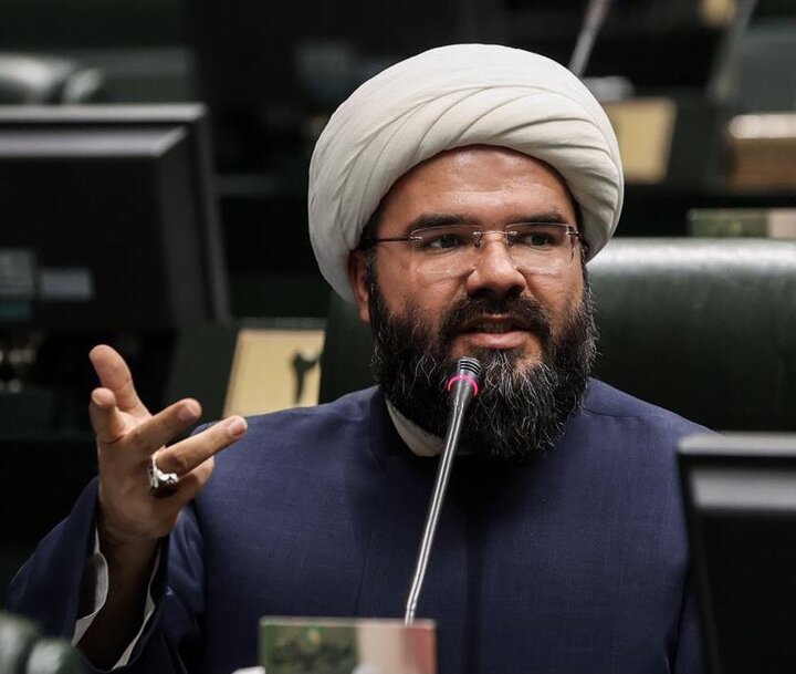 نیکبین: مردم ایران یک تار موی رهبر انقلاب را با همه دنیا عوض نمیکنند