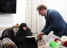 استاندار بوشهر با خانواده شهید امنیت در برازجان دیدار کرد