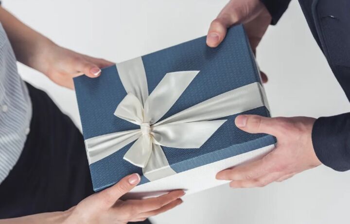 بهترین هدیه برای کارمندان در پایان سال؛ ۷ ایده که خسته‌کننده نیست!