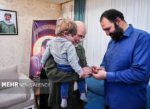 حضور رئیس مجلس در منزل شهید فرج‌الله شوشتری