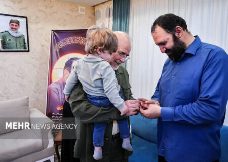 حضور رئیس مجلس در منزل شهید فرج‌الله شوشتری