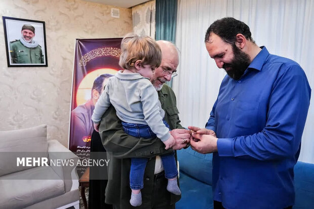 حضور رئیس مجلس در منزل شهید فرج‌الله شوشتری