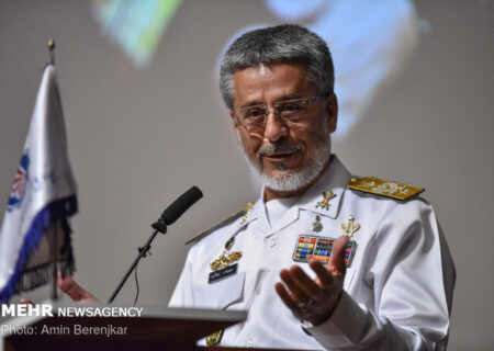 دریادار سیاری: دشمن در جنگ شناختی بهدنبال نفوذ در ذهن جوانان است