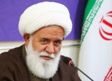 رهبر انقلاب در اوج تهدیدها در مرقد امام(ره) به نماز ایستادند