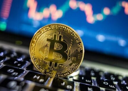 سقوط آزاد بیت‌کوین به زیر ۷۰ هزار دلار/ موج نزولی ادامه دارد؟