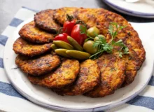 طرز پخت کوکوی مرغ و پیازچه؛ افطاری ساده و مقوی