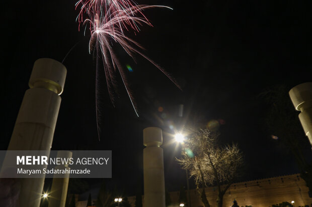 نورافشانی آسمان خرم‌آباد در شب پیروزی انقلاب