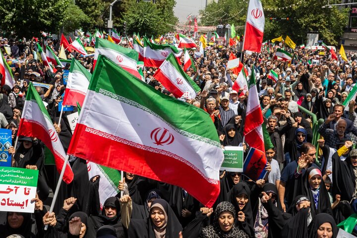 هتک حرمت پرچم؛ کشورهای جهان چگونه با این جرم برخورد میکنند؟