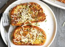 پخت تست فرانسوی خوشمزه با عطر سیر و پنیر پارمسان