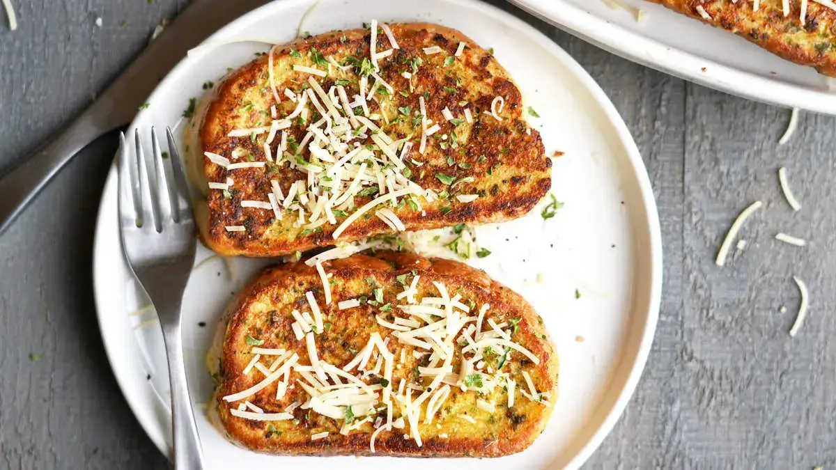 پخت تست فرانسوی خوشمزه با عطر سیر و پنیر پارمسان