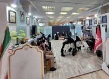 کارشناسان روانشناس در غرفه حوزه خواهران نمایشگاه قرآن مشاوره می دهند