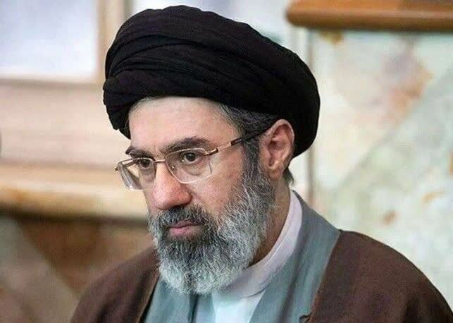 بیعت تنی چند از فرزندان شهدا با حضرت آیت الله سید مجتبی خامنهای