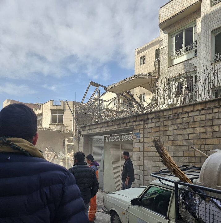 زخمهای جنگ اینجا معجزه میکنند؛ زندگی با بمب در خیابان "ایران" زخمهای جنگ اینجا معجزه میکنند؛ زندگی با بمب در خیابان "ایران"