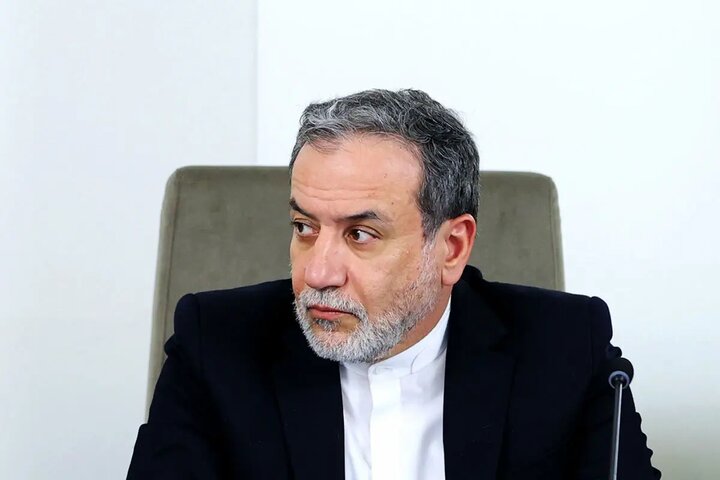 عراقچی: حرف دشمن از مذاکره اعتراف به شکست است؛ به مقاومت ادامه میدهیم