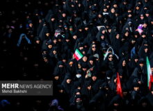 قمی‌ها همچنان ایستاده پای پرچم ایران