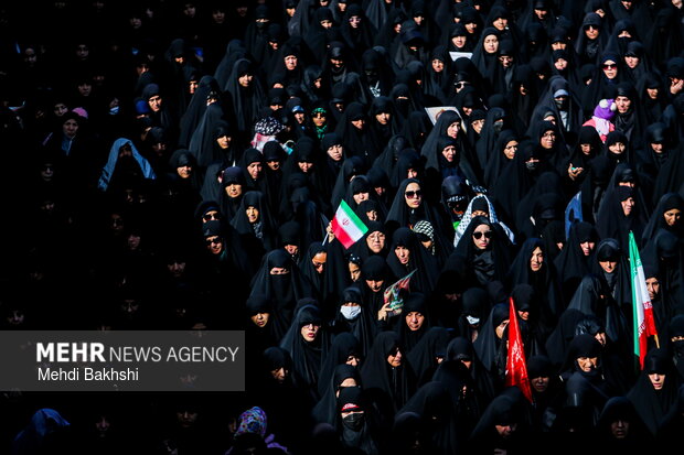 قمی‌ها همچنان ایستاده پای پرچم ایران