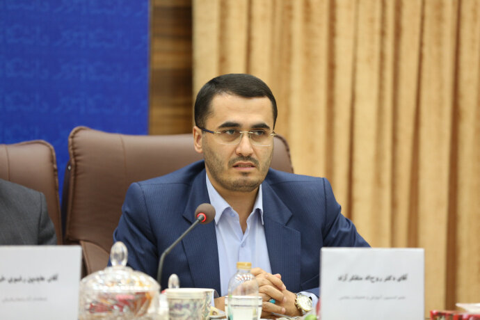 متفکرآزاد: با ترغیبکنندگان حمله به ایران مثل سرباز دشمن برخورد میشود
