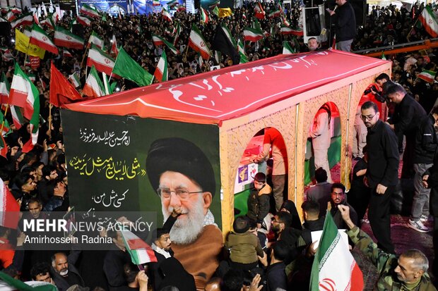 وداع شهر با سروهای ایستاده؛ بیرجند، آغشته به اندوه و بالنده به افتخار