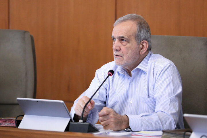 پزشکیان: بر دست و بازوی نیروهای مسلح و مدافعان غیور وطن بوسه میزنم