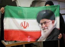 رونمایی از پرچم ایران با خاک رنگی جزیره هرمز+ عکس