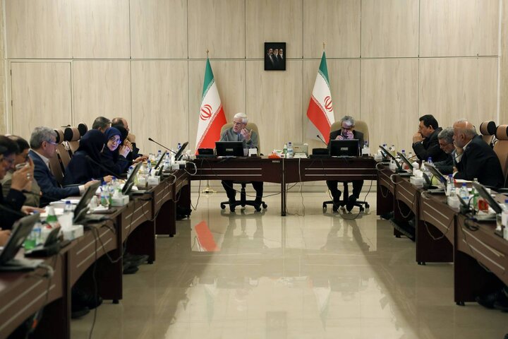 عارف: ایران دستاوردهای خود در تنگه هرمز را حفظ میکند